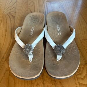 Vionic Bella toe post sandals White Thongs Embellished Orthotic Orthaheel Size 8